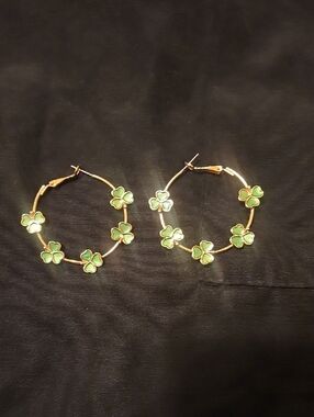 Source Unknown Gold Hoop Earrings with Green Clover Charms